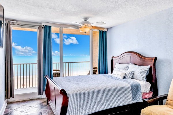 Cozy Oceanfront Studio w/ Balcony & Beach Access – Perfect for Couples