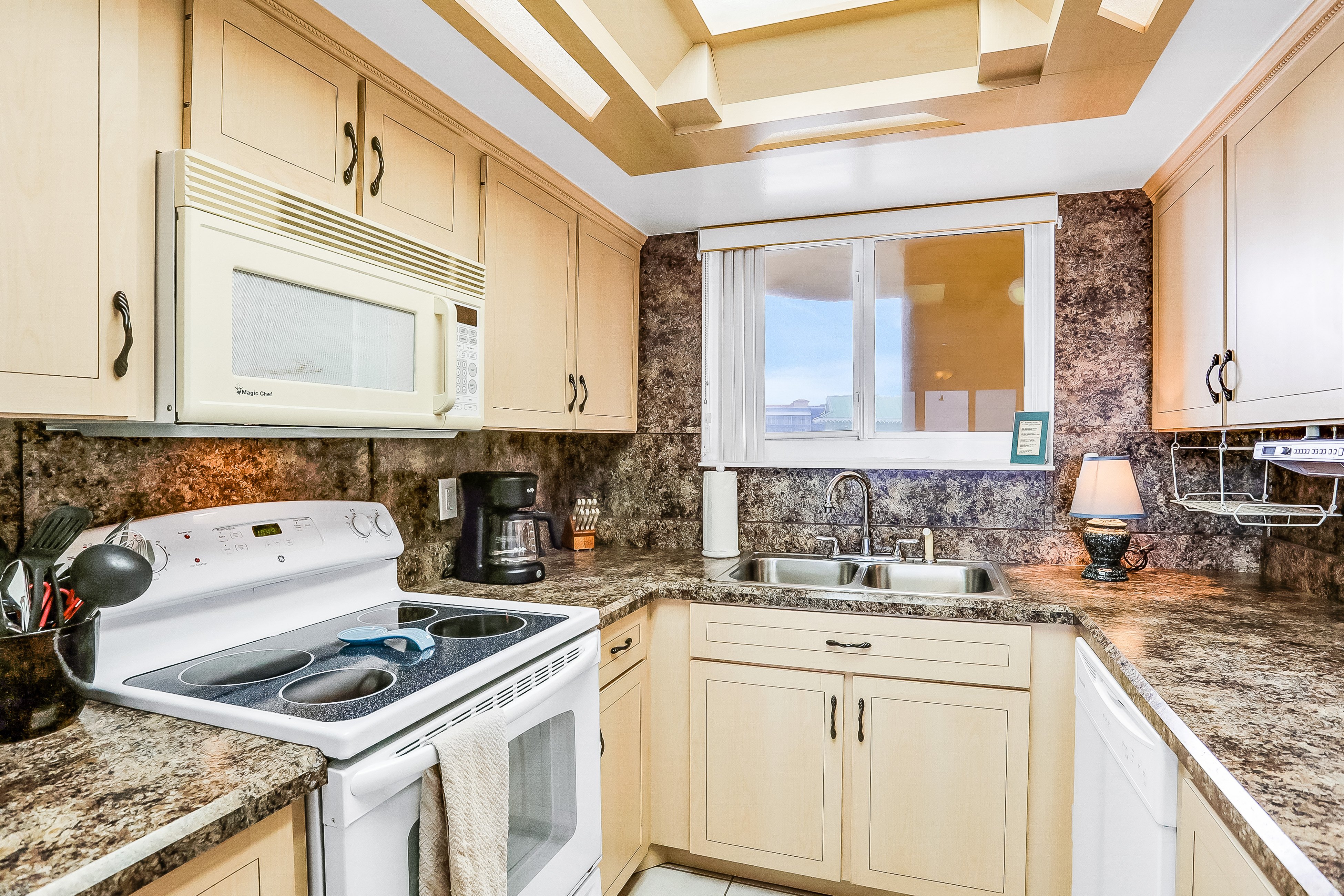 Relaxed Oceanview Condo with Pool, Balcony & Steps to the Sand