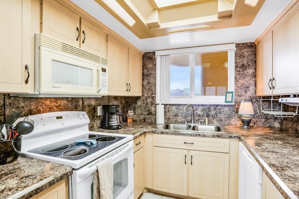 Relaxed Oceanview Condo with Pool, Balcony & Steps to the Sand