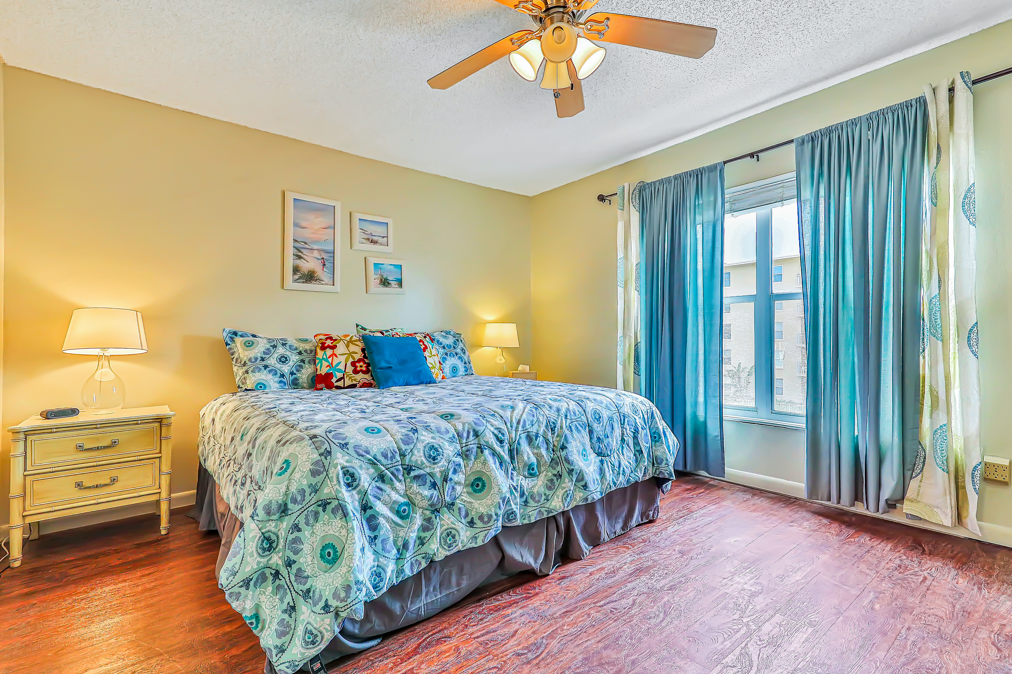 Cozy Oceanfront Condo w/ Balcony, Pool & Steps to the Sand