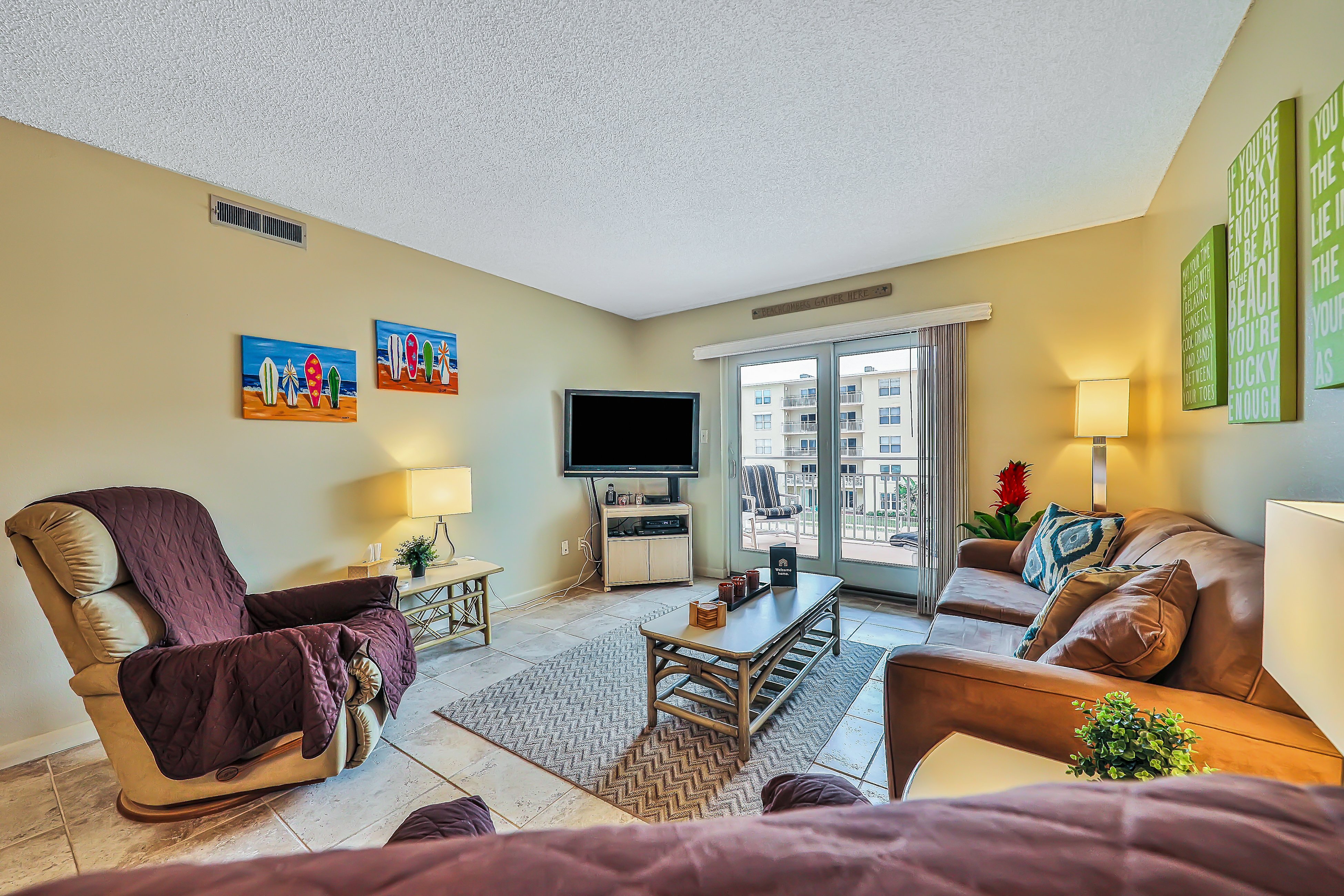 Cozy Oceanfront Condo w/ Balcony, Pool & Steps to the Sand