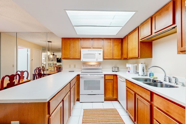 Tranquil Townhome w/ Pool, Patio + Easy Beach Access