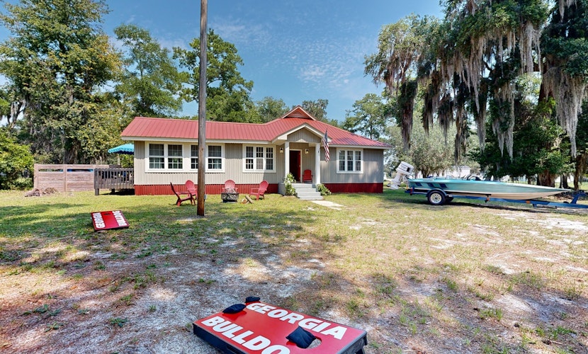 Full 3 ensuite home in fish camp community w/ kayaks, bikes and boat parking