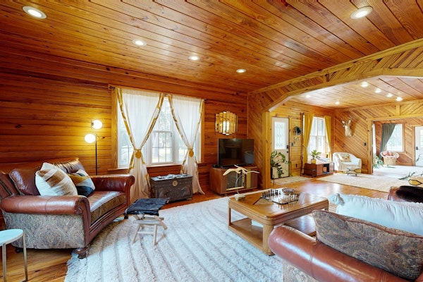 Full 3 ensuite home in fish camp community w/ kayaks, bikes and boat parking