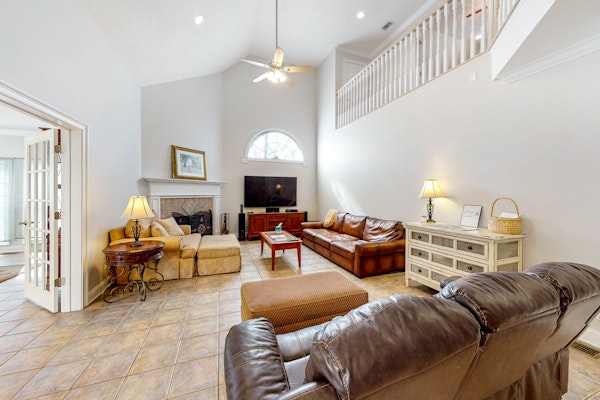 Beautiful home with modern conveniences - close to the beach, dogs welcome