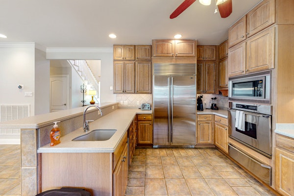 Beautiful home with modern conveniences - close to the beach, dogs welcome