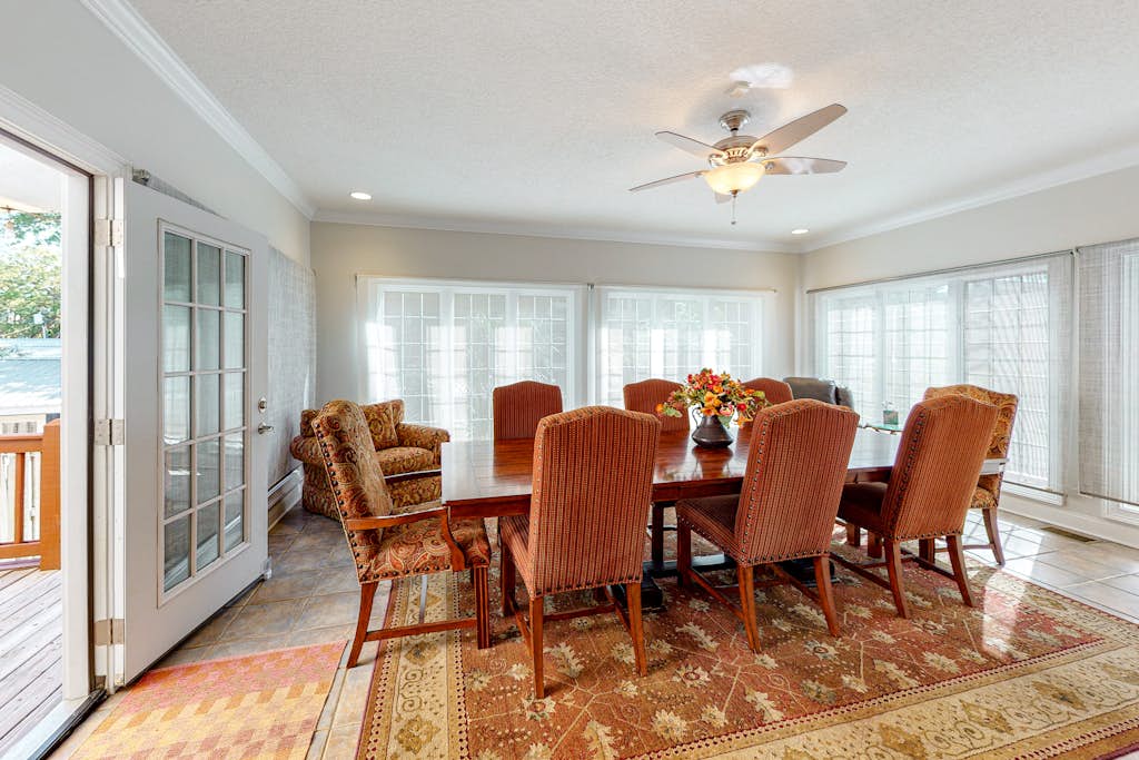 Beautiful home with modern conveniences - close to the beach, dogs welcome