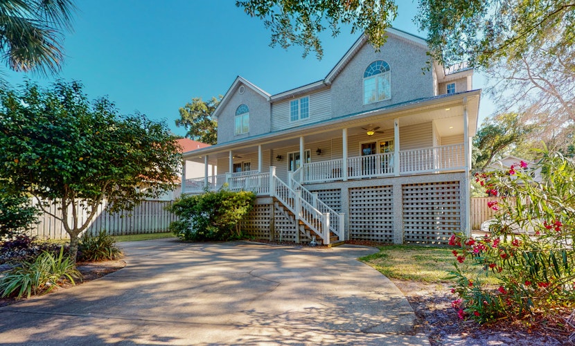 Beautiful home with modern conveniences - close to the beach, dogs welcome