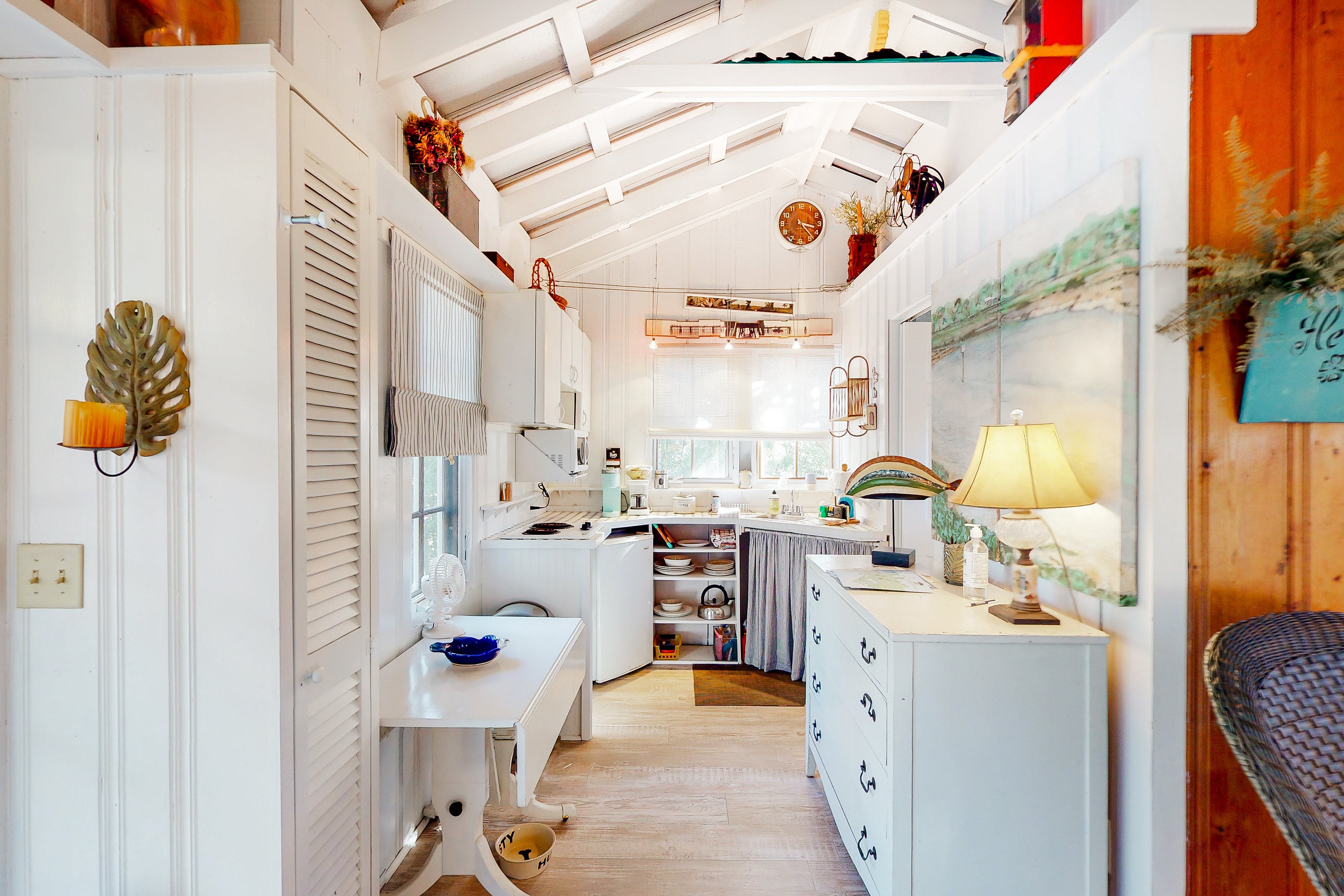 Charming Getaway w/ a Kitchenette & Free WiFi - Walk to the Beach