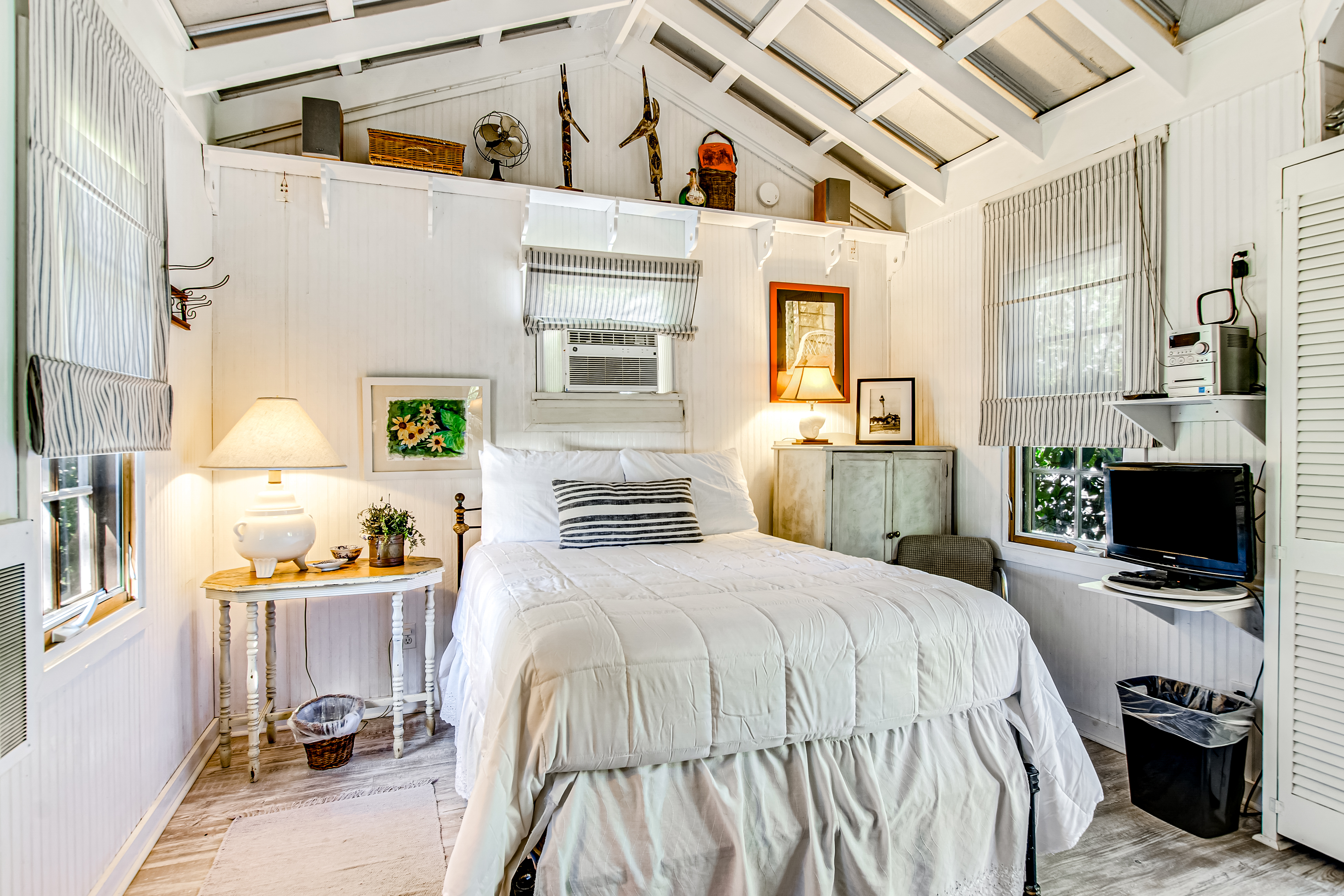 Charming Getaway w/ a Kitchenette & Free WiFi - Walk to the Beach