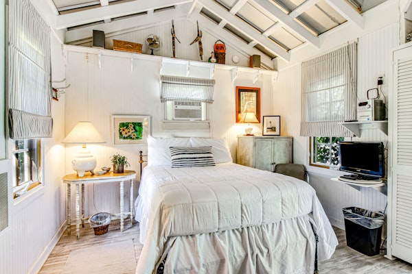 Charming Getaway w/ a Kitchenette & Free WiFi - Walk to the Beach