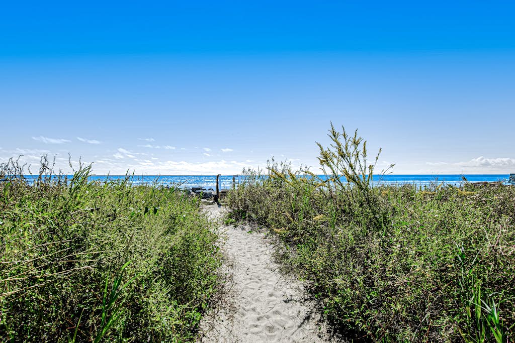 Charming Getaway w/ a Kitchenette & Free WiFi - Walk to the Beach