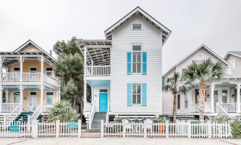 Charleston-style cottage w/ lovely decks, steps to the beach & pools