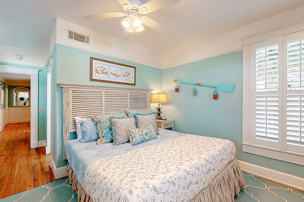 Charleston-style cottage w/ lovely decks, steps to the beach & pools
