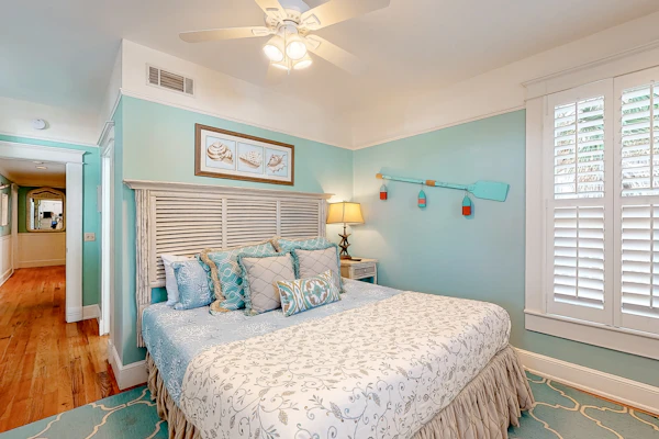Charleston-style cottage w/ lovely decks, steps to the beach & pools