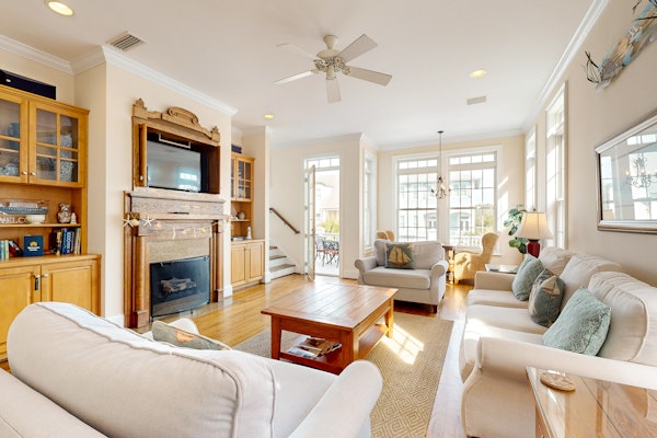 Luxury cottage with pools & multiple decks, 1/2 block to beach