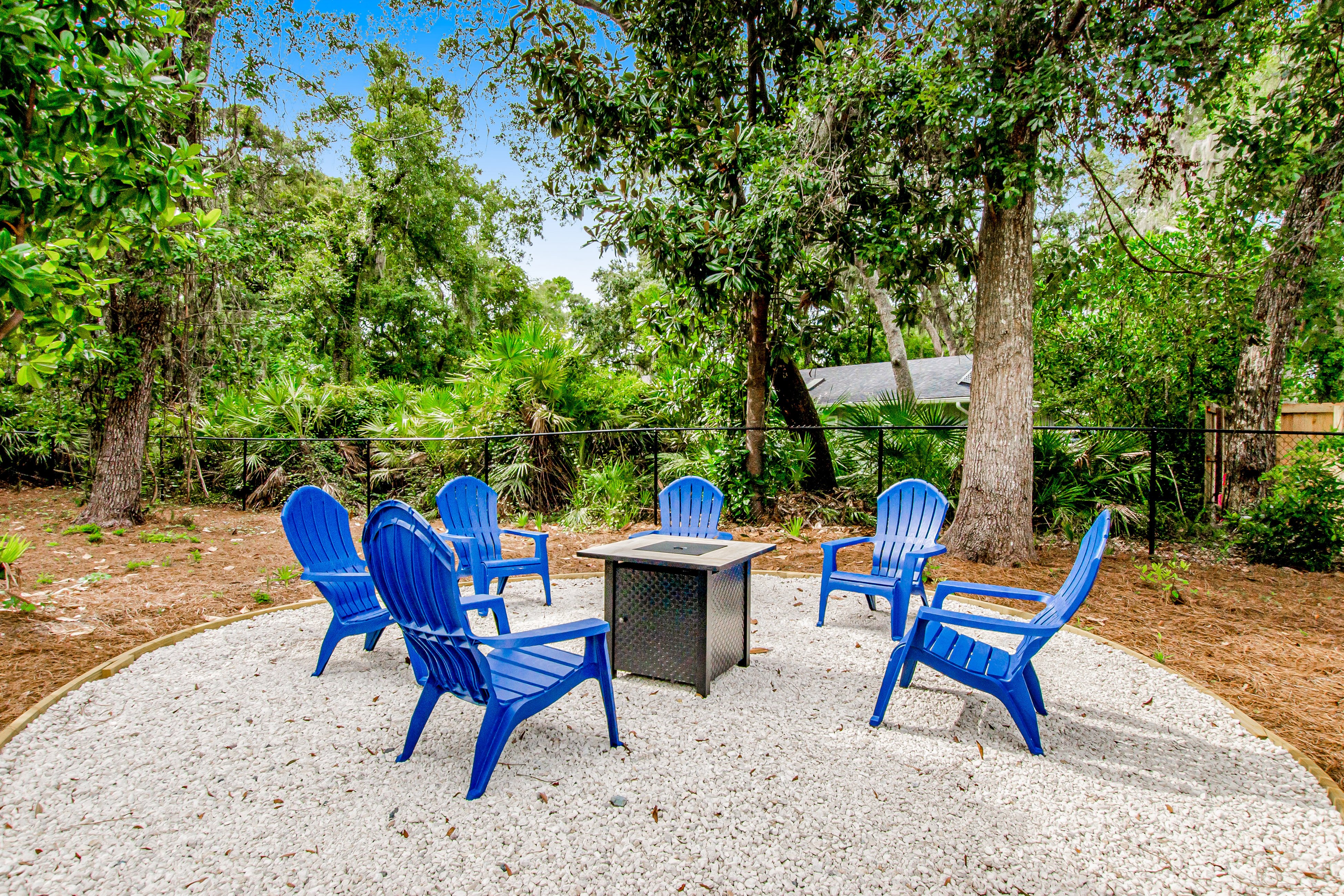 Relaxing, dog-friendly home with furnished patio, washer/dryer, WiFi, & AC