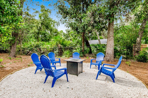 Relaxing, dog-friendly home with furnished patio, washer/dryer, WiFi, & AC