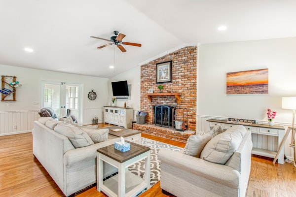 Relaxing, dog-friendly home with furnished patio, washer/dryer, WiFi, & AC