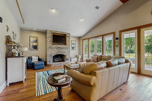 Welcoming Home with Golf Course View, High-Speed WiFi, and Central AC