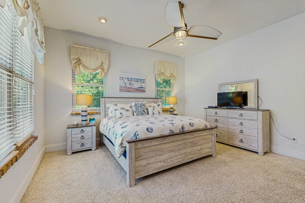 Welcoming Home with Golf Course View, High-Speed WiFi, and Central AC
