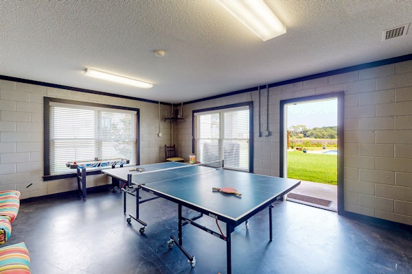 Fantastic getaway with private pool, deck, game room, AC & fast WiFi