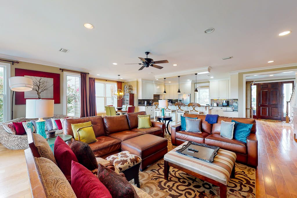 Fantastic getaway with private pool, deck, game room, AC & fast WiFi