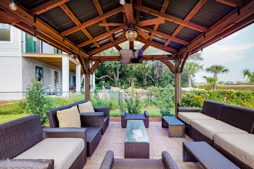 Fantastic getaway with private pool, deck, game room, AC & fast WiFi