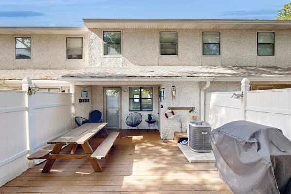 Snowbird-friendly condo with patio, central AC, W/D, pool & tennis - near beach