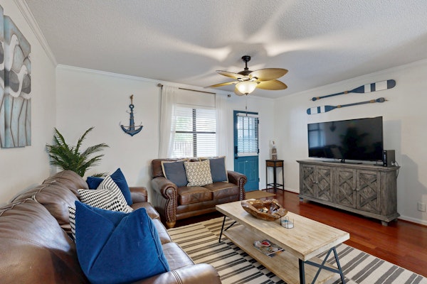 Snowbird-friendly condo with patio, central AC, W/D, pool & tennis - near beach