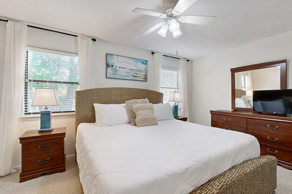 Snowbird-friendly condo with patio, central AC, W/D, pool & tennis - near beach