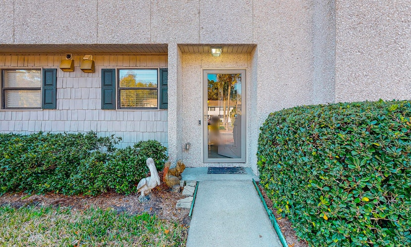 Snowbird-friendly condo with patio, central AC, W/D, pool & tennis - near beach