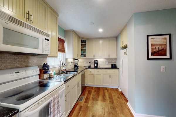 Charming dog-friendly home with deck, golf nearby, full kitchen, & washer/dryer