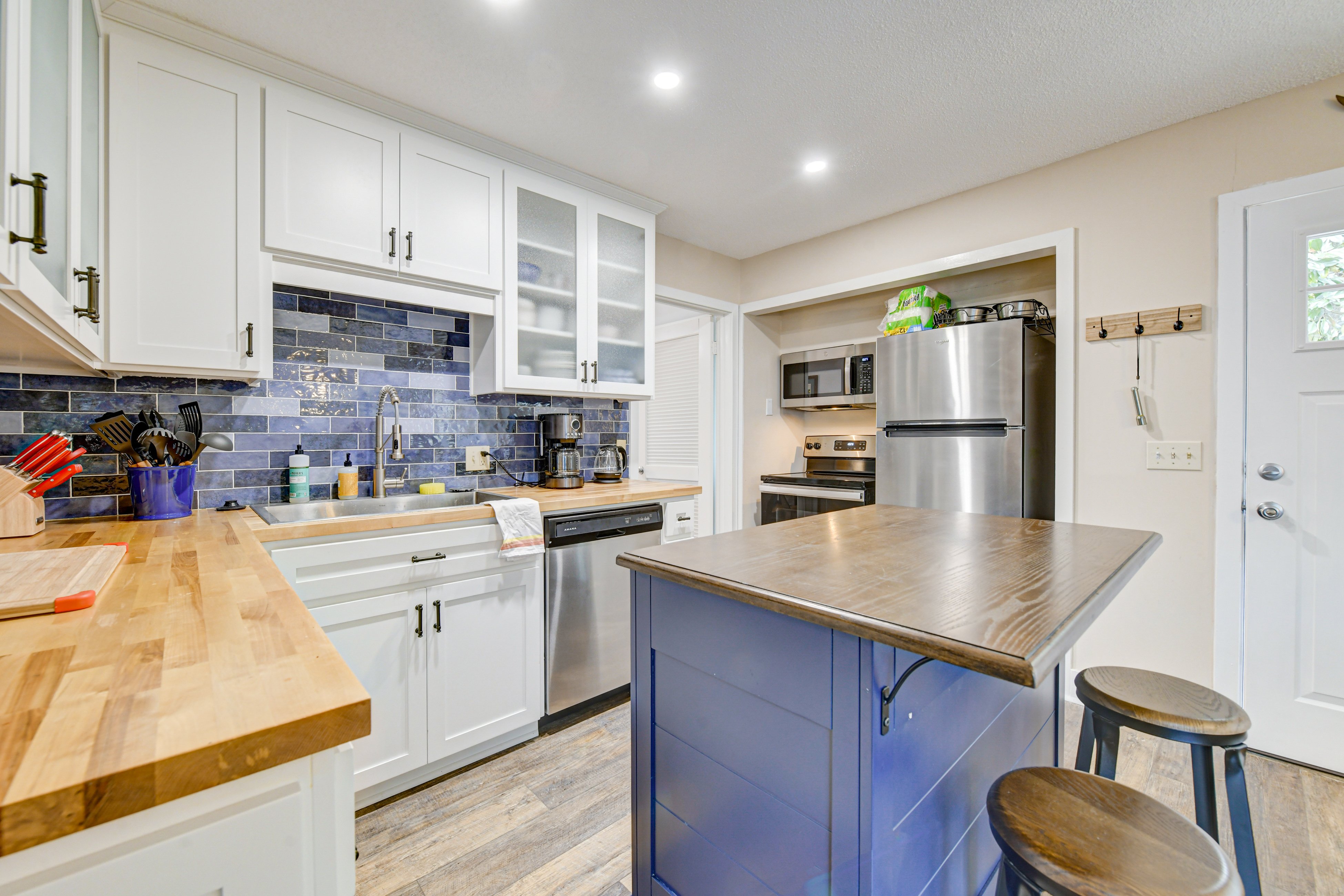 Sleek golf-front condo with a washer/dryer, deck, & central AC - dog friendly