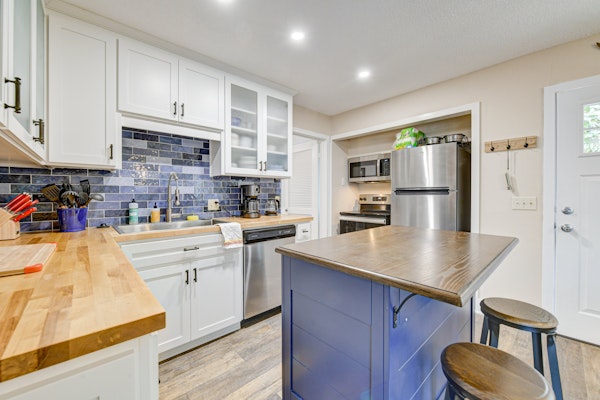 Sleek golf-front condo with a washer/dryer, deck, & central AC - dog friendly