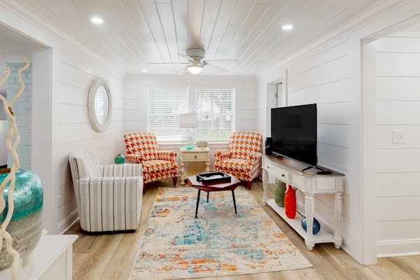 Cozy cottage near beach/bars/dining with enclosed yard, AC, & W/D