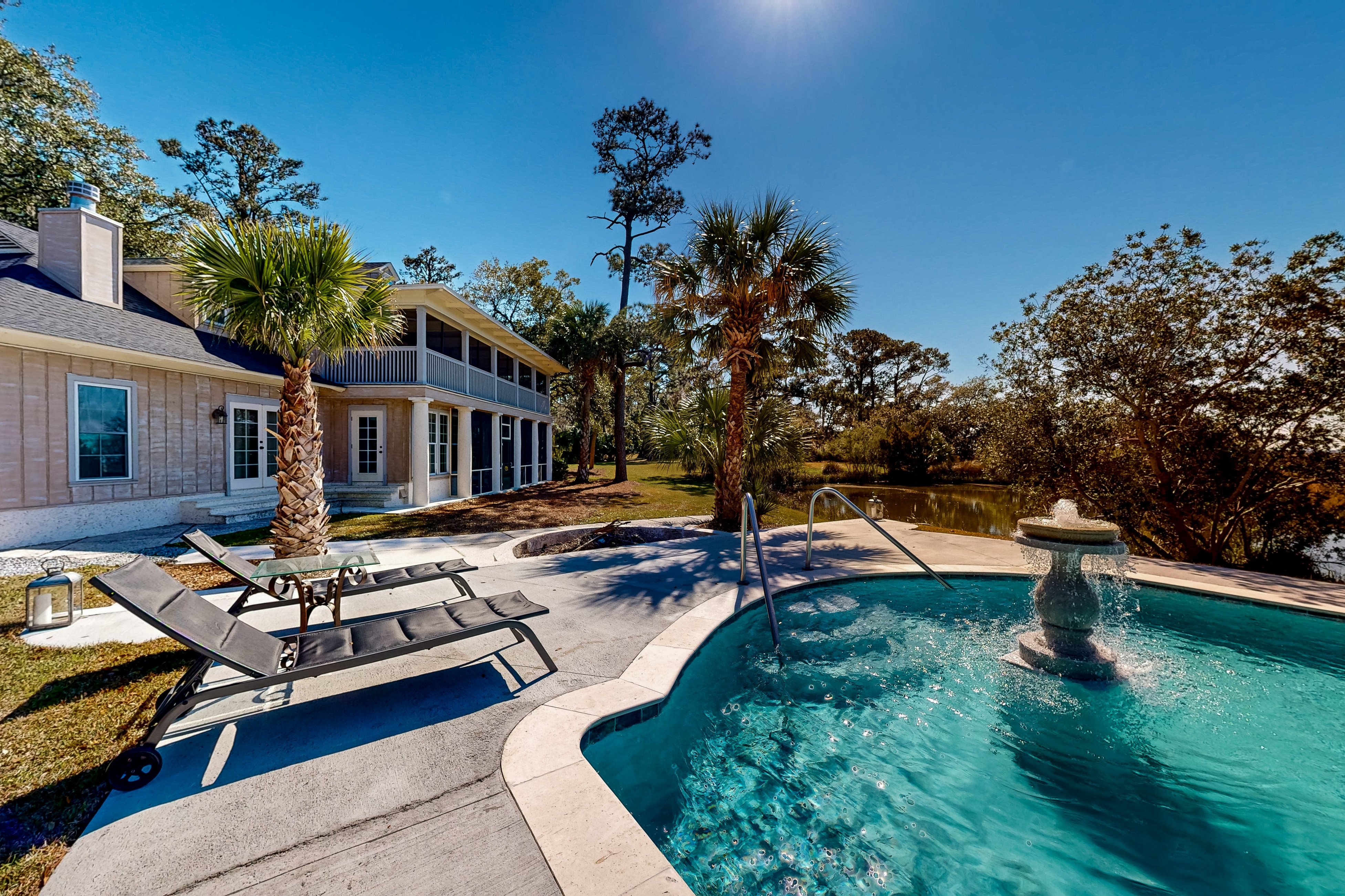Elegant house in St. Simons Island - two ponds, pool, & wood-burning fireplace