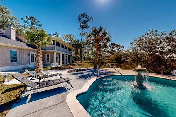 Elegant house in St. Simons Island - two ponds, pool, & wood-burning fireplace
