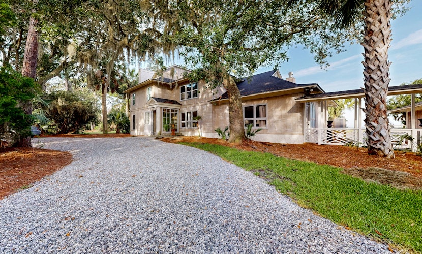 Elegant house in St. Simons Island - two ponds, pool, & wood-burning fireplace