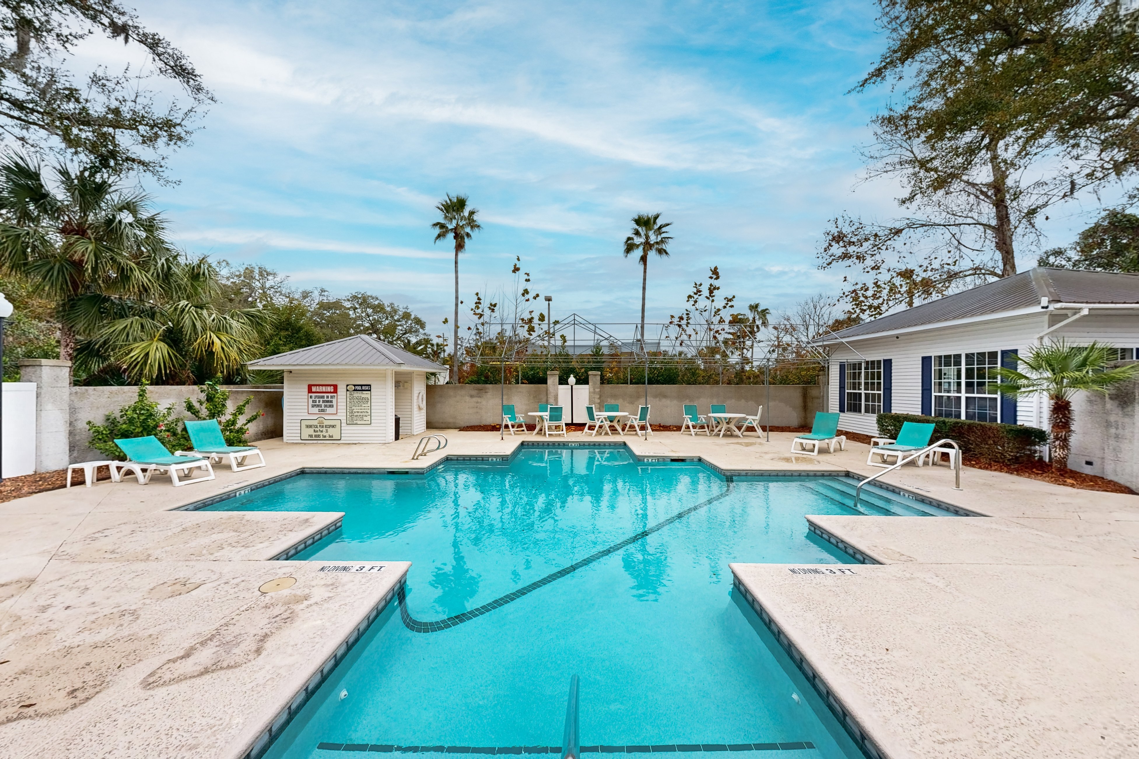 Private retreat with access to community pool & nearby entertainment