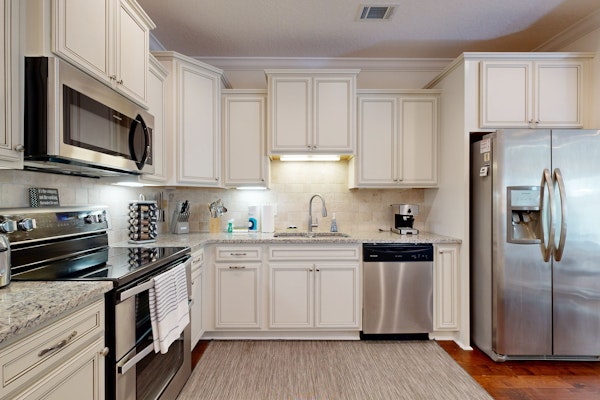 Cozy island townhouse w/screened porch, shared pool, & serene pond views