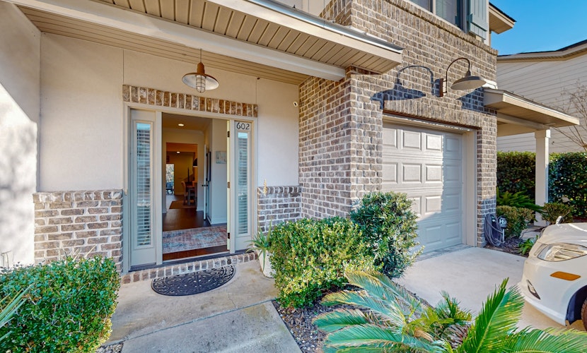 Cozy island townhouse w/screened porch, shared pool, & serene pond views