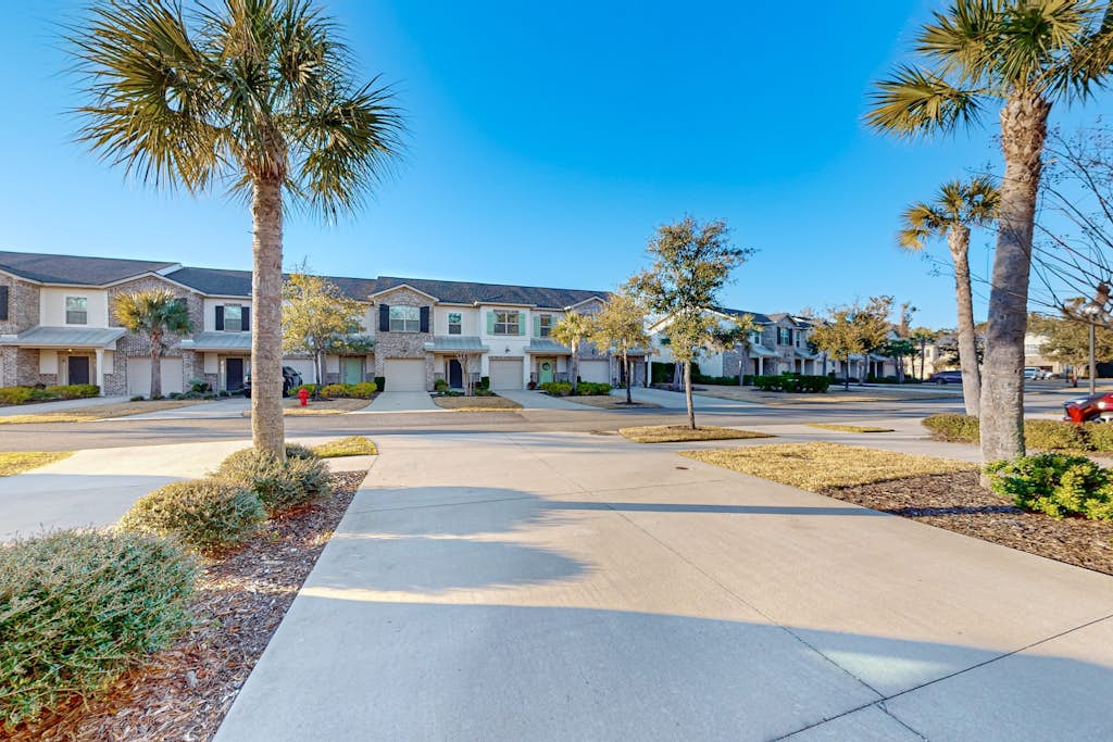 Cozy island townhouse w/screened porch, shared pool, & serene pond views