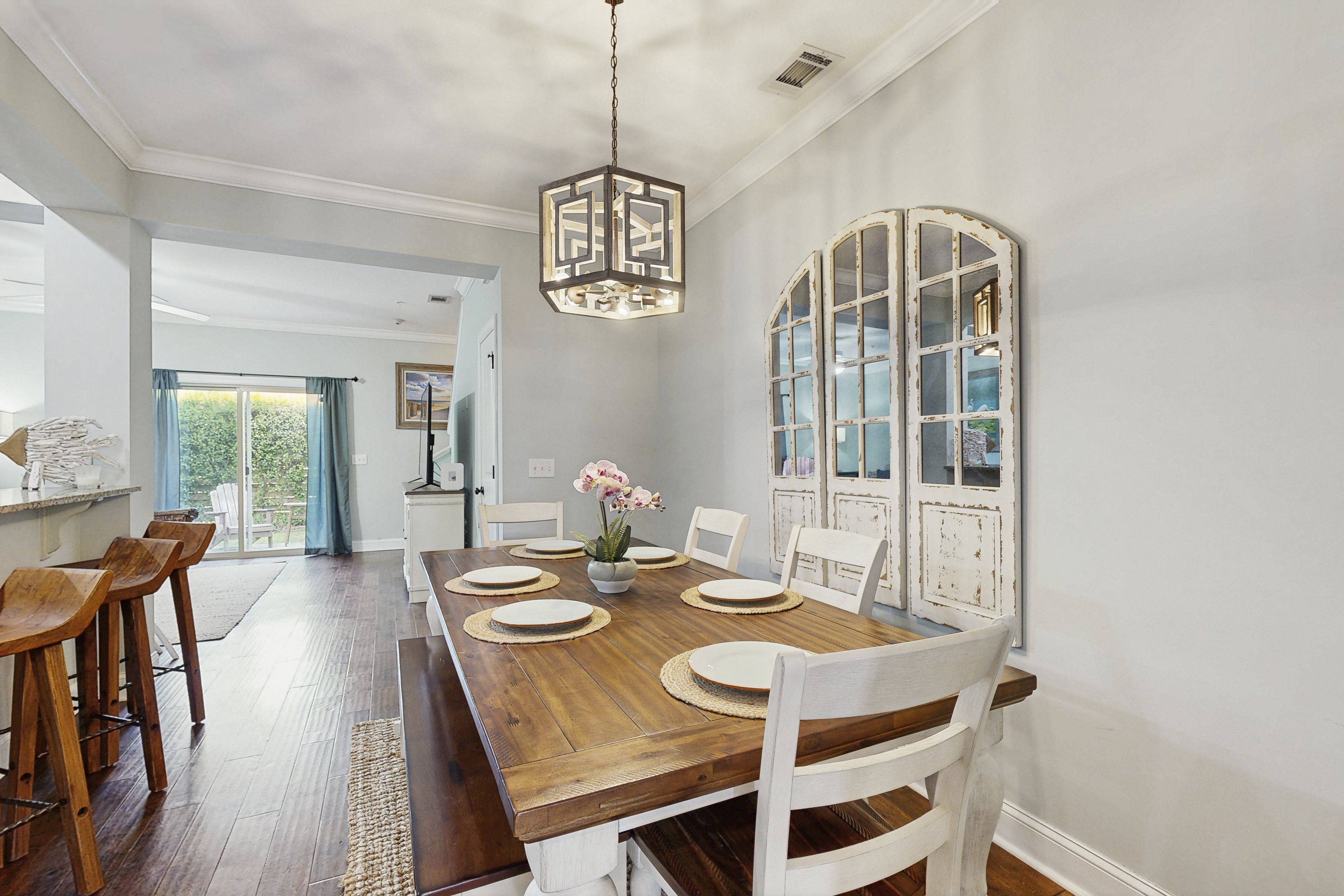 Charming southern townhouse w/enclosed yard & access to community pool