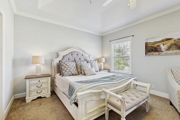 Charming southern townhouse w/enclosed yard & access to community pool