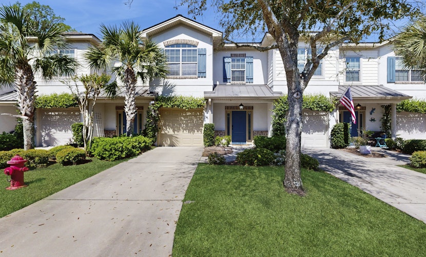 Charming southern townhouse w/enclosed yard & access to community pool