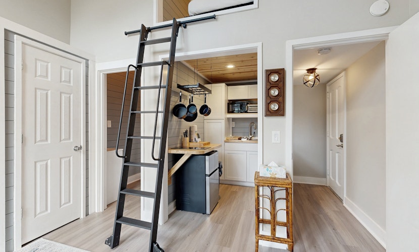 Charming island condo with loft, full kitchen, deck & turtle feeding stations