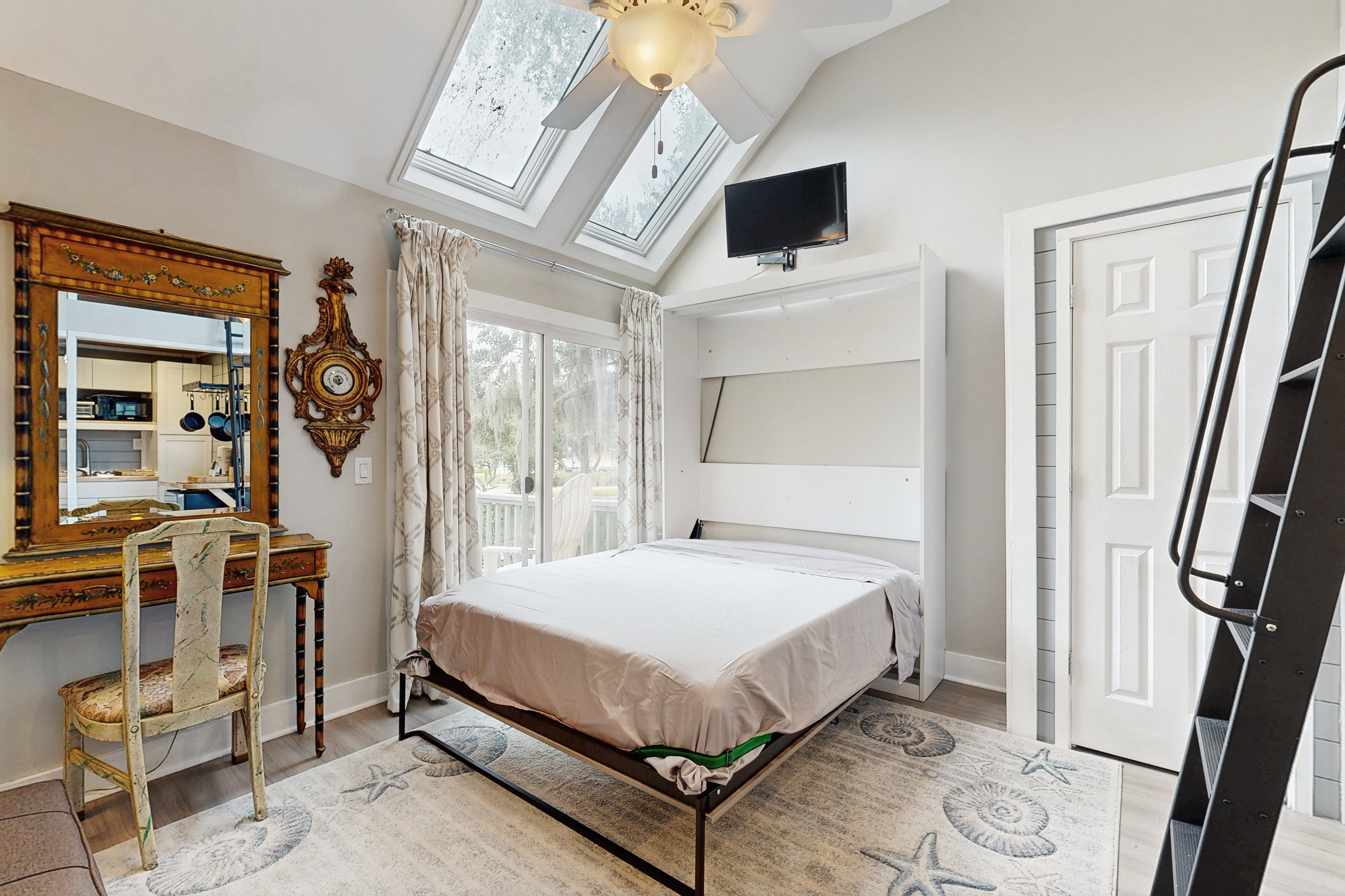 Charming island condo with loft, full kitchen, deck & turtle feeding stations