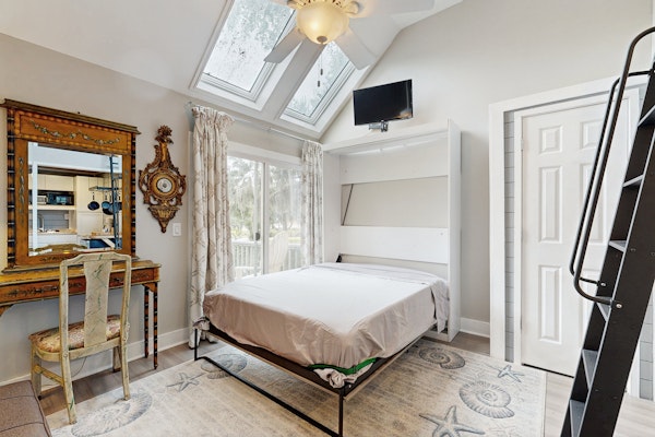 Charming island condo with loft, full kitchen, deck & turtle feeding stations