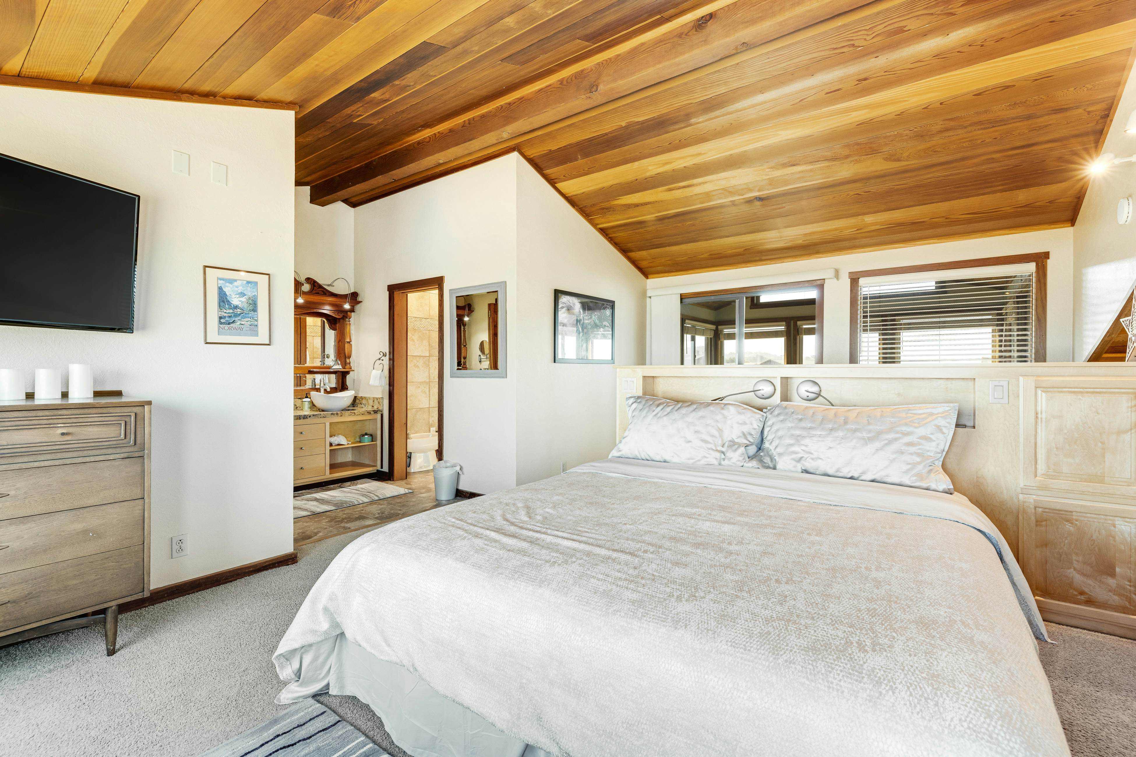 Waterfront Home: Panoramic Views & Private Cove